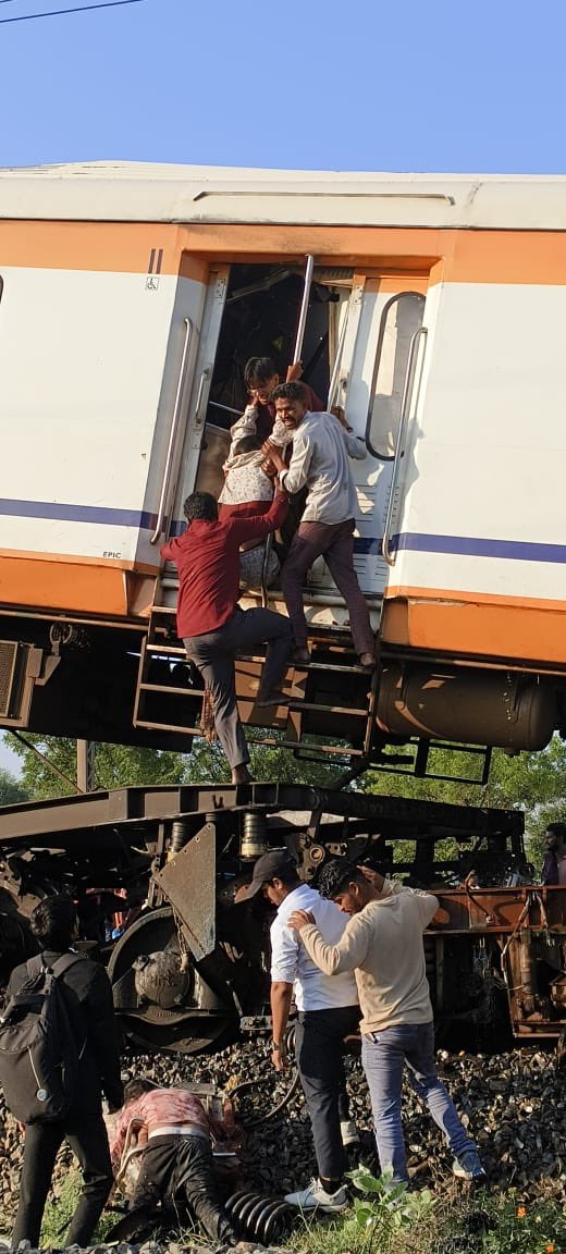 sarcastic_us's tweet photo. Heartbreaking news from #Chhattisgarh. 💔
The #TrainAccident near Bilaspur has claimed precious lives. My thoughts and prayers are with the bereaved families and all those affected by this tragedy. 🙏 https://t.co/h4ovQPEzI7
