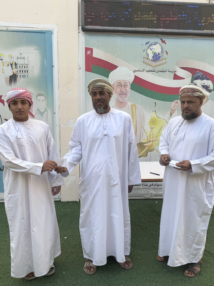 بدأت إدارة المدرسة اليوم في تكريم الدفعة الثانية من الطلبة المتميزين علما و سلوكا و ياتي هذا التكريم ضمن برنامج المدرسة الرامي الى التحفيز و إثارة الدافعية للتعلم لدى جميع طلبة المدرسة.
#تعليمية_شمال_الشرقية