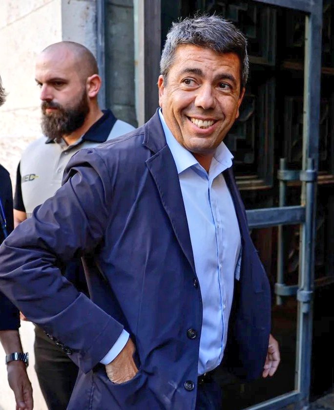 De esas personas con menos neuronas qué el padre de Lamine Yamal, con todo lo que eso implica.

Adiós, Mazón, adiós.

Ahora ves a celebrarlo al Ventorro.