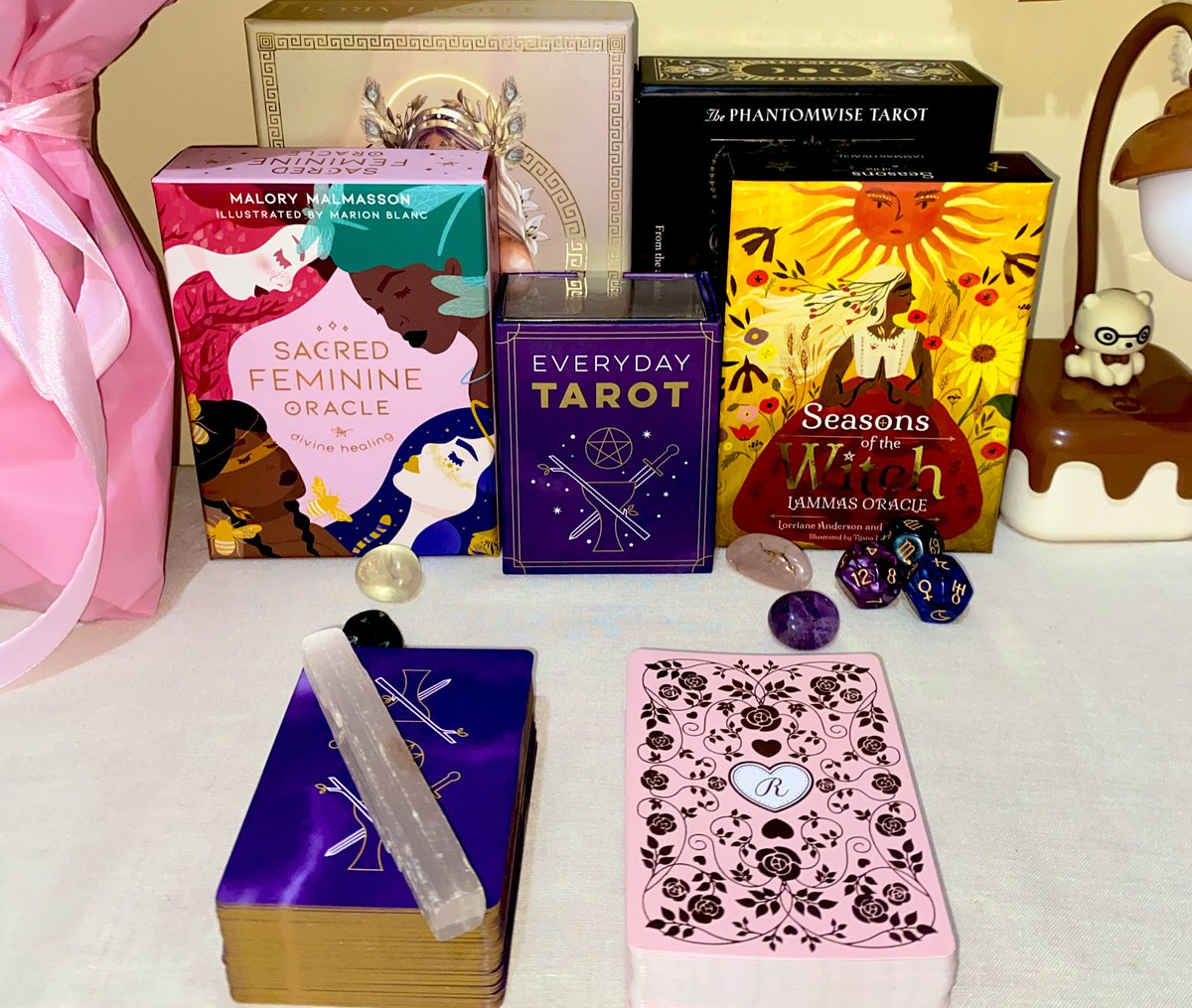Dee • tarot reader 🌸 tweet media