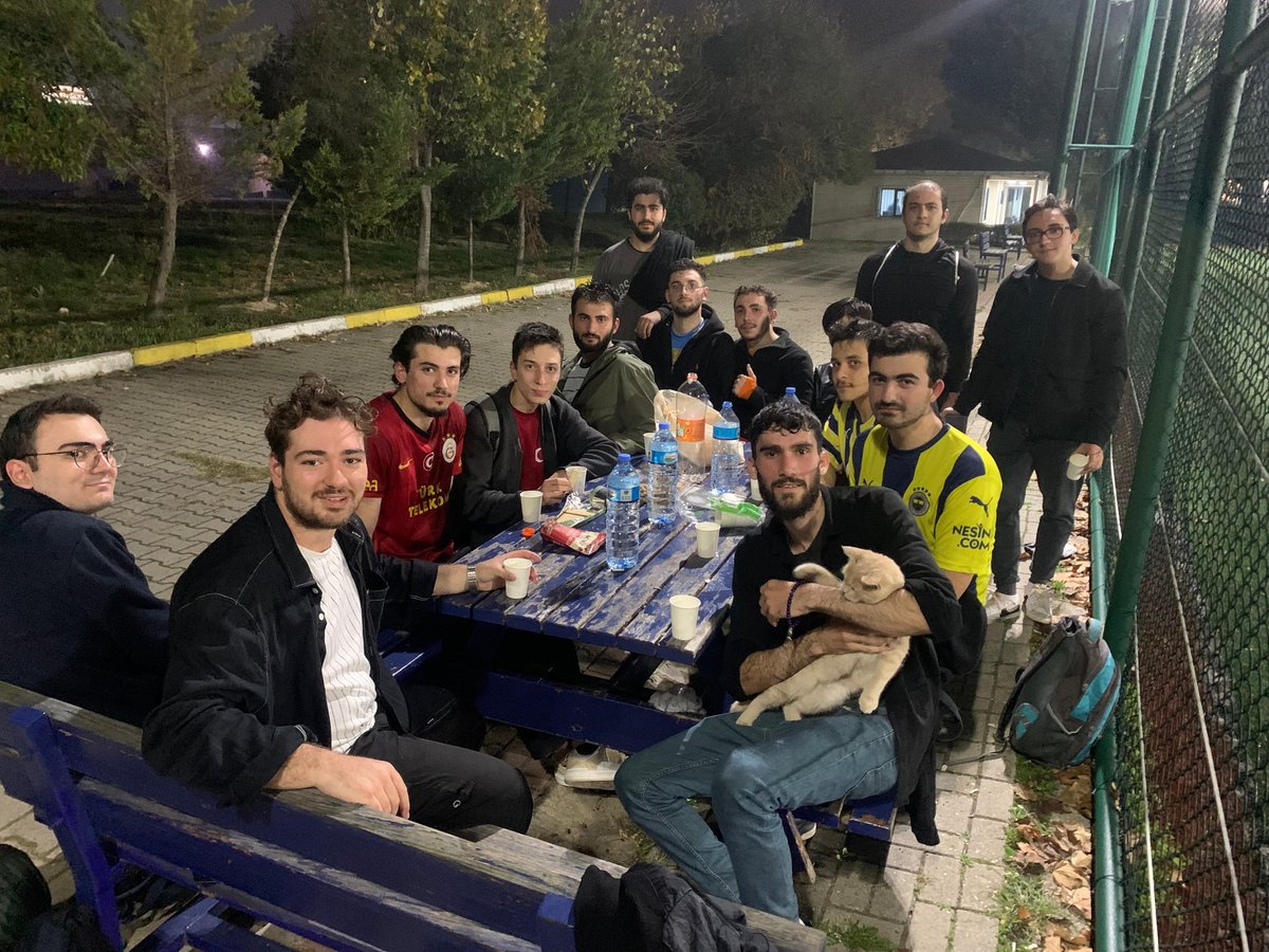 iucagd's tweet image. Üniversiteli kardeşlerimiz ile halısaha etkinliğimizi Avcılar kampüsümüzün sahasında gerçekleştirdik.