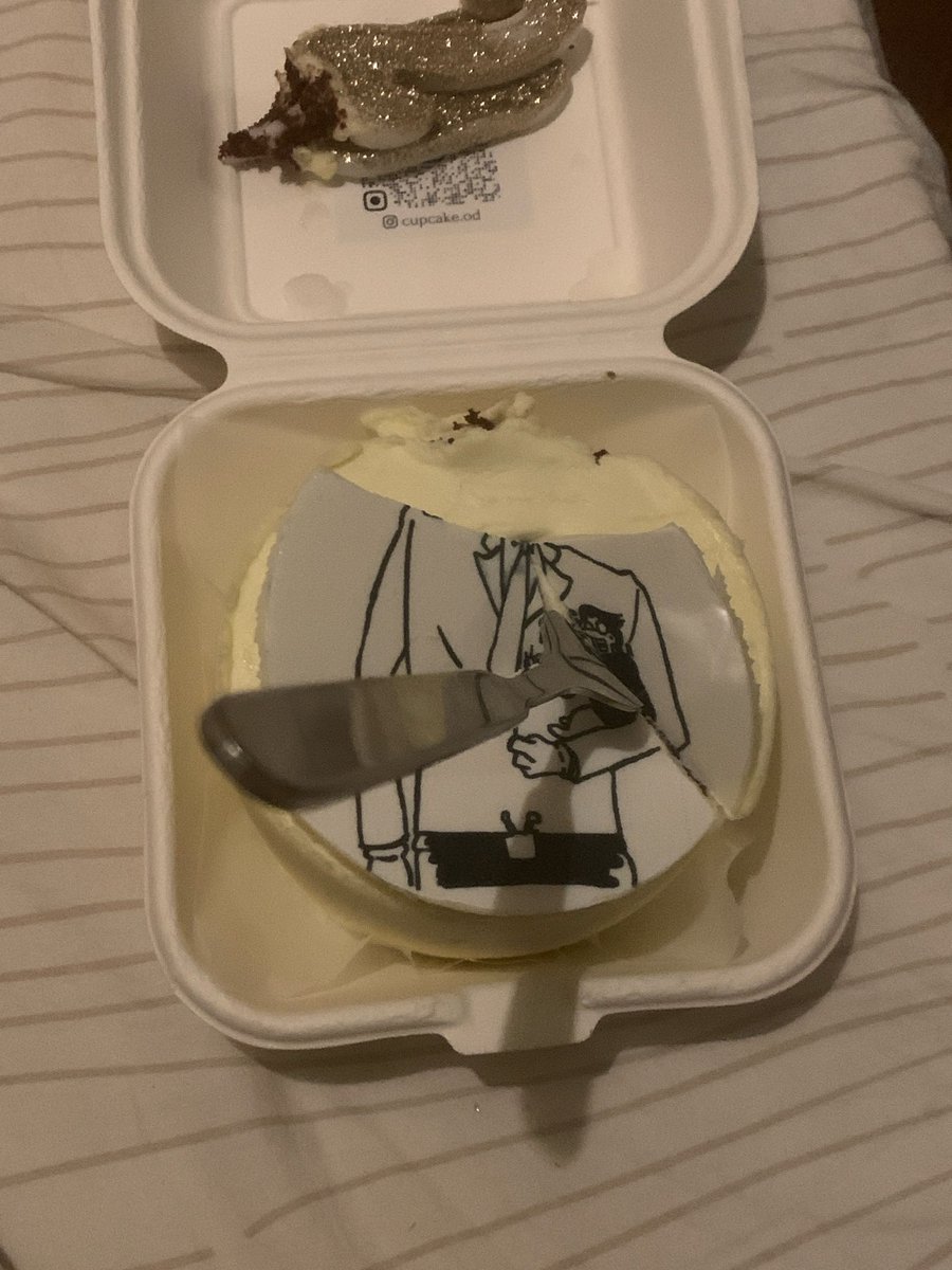 Evolve0643's tweet image. They made me the worst cake ever so I killed it 

#Spamtenna #deltarune