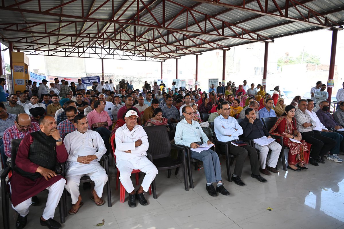 diosamba1's tweet photo. 🌾 #Block Diwas held at Rajpura!
DDC #Samba, @SudanAyushi, IAS,  interacted with locals, reviewed development works &amp; addressed public grievances.
Focus on strengthening rural economy, agrarian growth &amp; community participation. @diprjk @ddnews_jammu @AkashvaniAIR https://t.co/KHevXWyDki