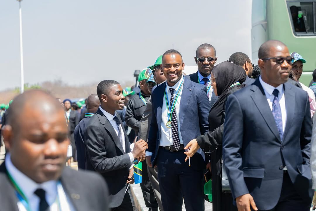 Katibu mkuu UVCCM-Taifa Komredi Halid Mwinyi akizungumza na Viongozi mbalimbali katika sherehe za uapisho wa rais wa Jamhuri ya Muungano wa Tanzania, Mhe. Dkt. Samia Suluhu Hassan, zilizofanyika Ikulu ya Chamwino, Dodoma,  03 Nov, 2025.

#VijanaTumeshinda
#KaziNaUtuTunasongaMbele