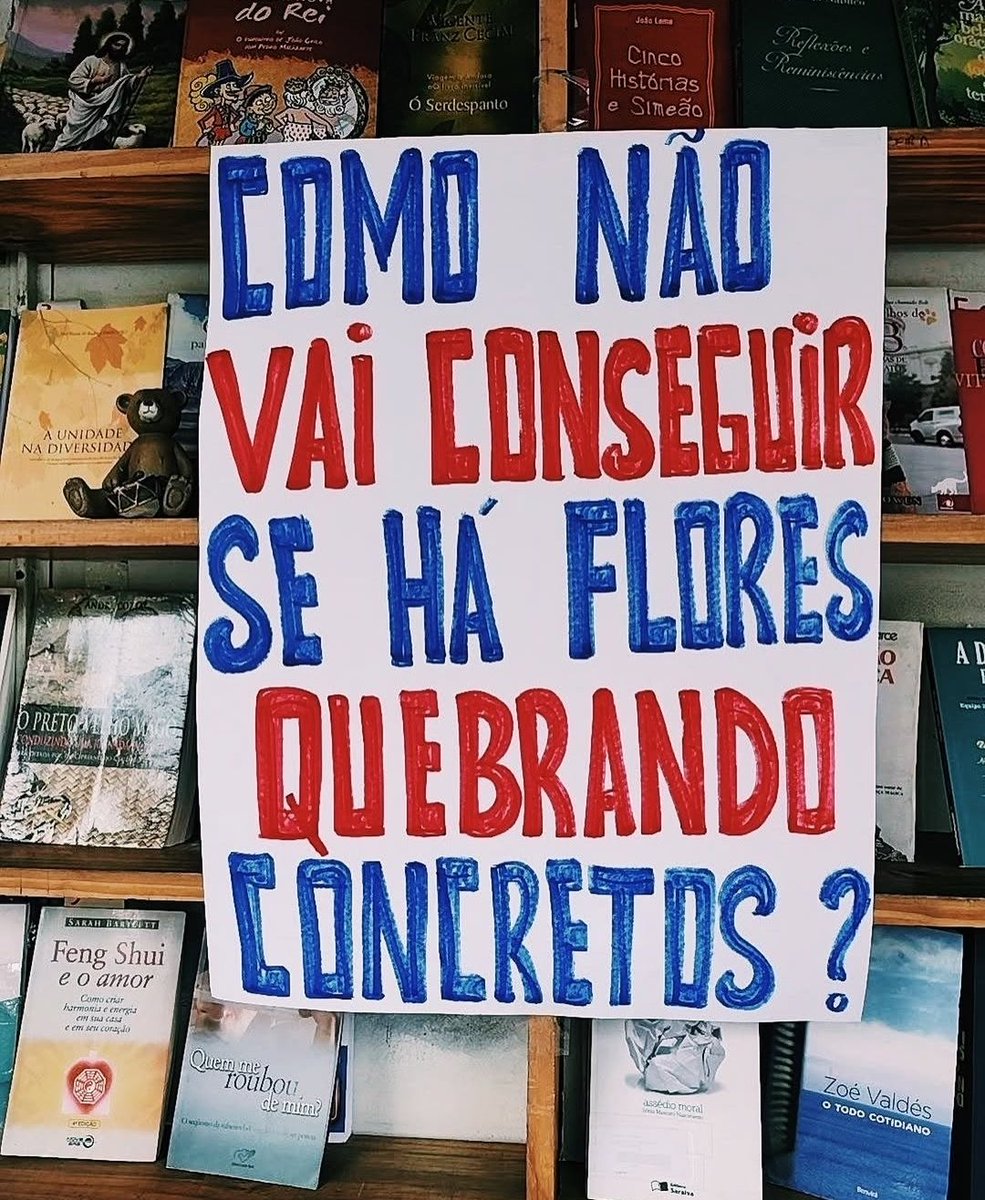 jornalnota's tweet image. &quot;Uma flor nasceu na rua! (...)
Façam completo silêncio, paralisem os negócios, garanto que uma flor nasceu.&quot;

Carlos Drummond de Andrade