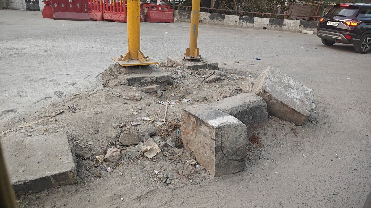 Veracity_prado's tweet photo. @gupta_rekha @PMOIndia @narendramodi @HMOIndia @AmitShah @JPNadda @BJP4India @BJP4Bihar @DelhiPwd Why? Can't you fix such small things, make it beautiful? This is the red light at Karkari mor, Vikas marg. It won't cost you a fortune to fix the dusty and dilapidated bottom of the red light. https://t.co/kcAx4ObUU5