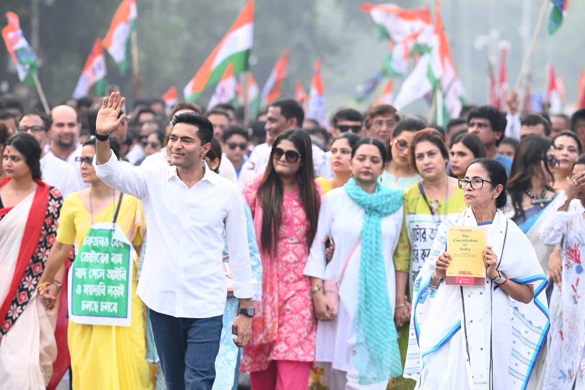 রেড রোডে সংবিধান হাতে মমতা বন্দ্যোপাধ্যায়, সঙ্গে অভিষেক বন্দ্যোপাধ্যায়, তৃণমূলের মেগা মিছিলে SIR ‘আতঙ্কে’ মৃতদের পরিজনরাও. <a href="/abhishekaitc/">Abhishek Banerjee</a>
<a href="/MamataOfficial/">Mamata Banerjee</a> <a href="/ItsYourDev/">Debangshu Bhattacharya Dev</a> <a href="/NilanjanDasAITC/">Nilanjan Das</a> <a href="/MlaApurba/">Apurba Sarkar David</a>
#SilentInvisibleRigging