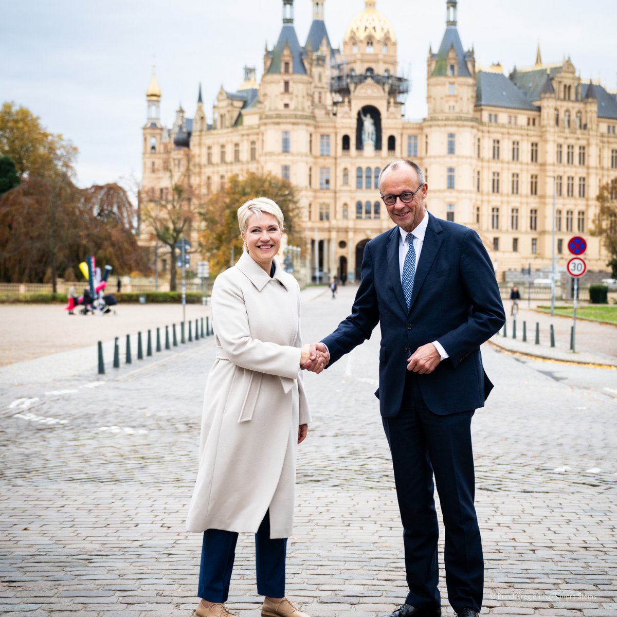 bundeskanzler's tweet photo. Mecklenburg-Vorpommern ist als Tor zur Ostsee für Handel und Tourismus zentral für unsere Wirtschaft – und ländlich geprägt. Wir investieren in den Ausbau der Infrastruktur, in Sanierung und Modernisierung bestehender Verkehrswege. Danke für die Diskussion, @ManuelaSchwesig. https://t.co/h4mdC4XSkH
