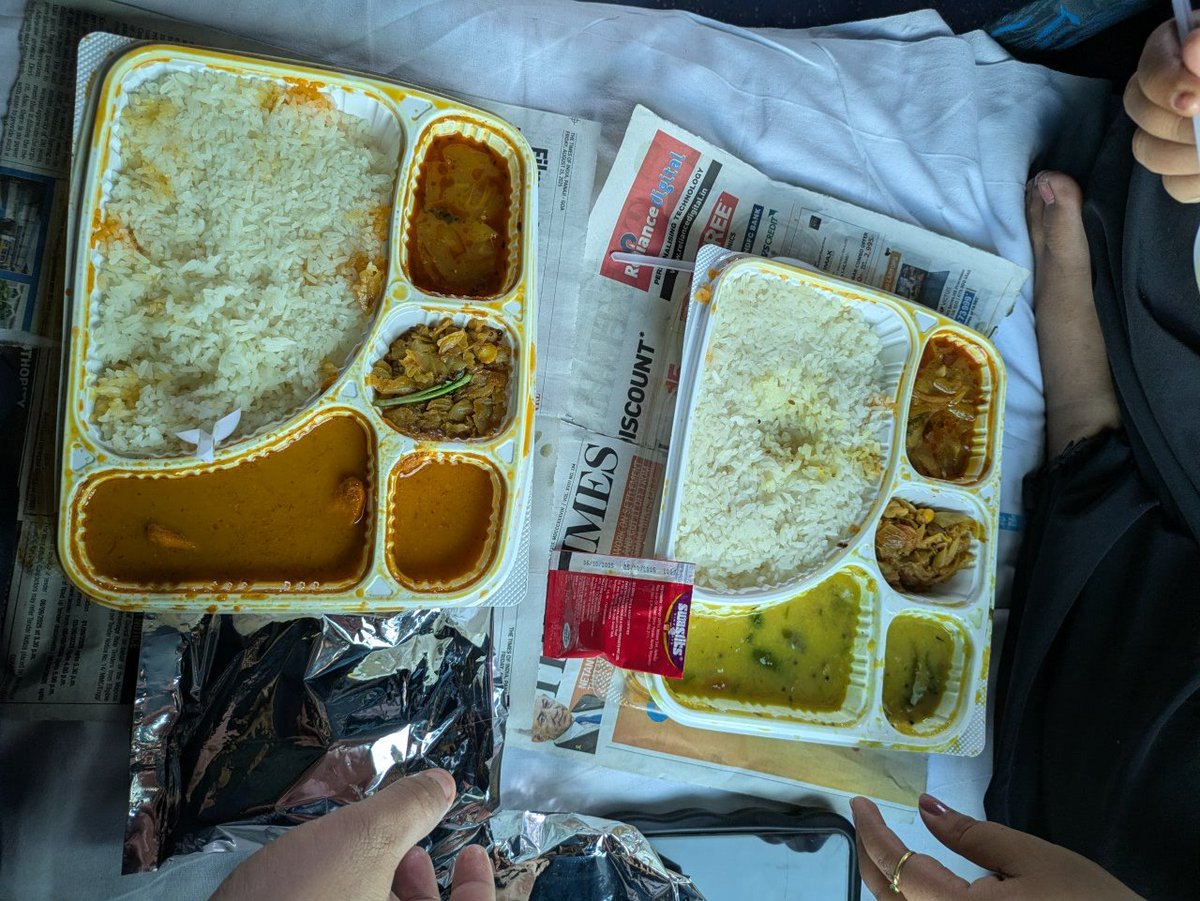 AnwesMishra's tweet image. Overcharged on Vasco-Shalimar Express (18048)! Paid ₹280 for veg (₹80) + chicken (₹130) meal = should've been ₹210. Billed ₹70 extra in the afternoon pantry today,NO BILL PROVIDED. Food quality worst: stale rotis, cold, inedible. IRCTC, why the loot? @RailMinIndia #FoodScam