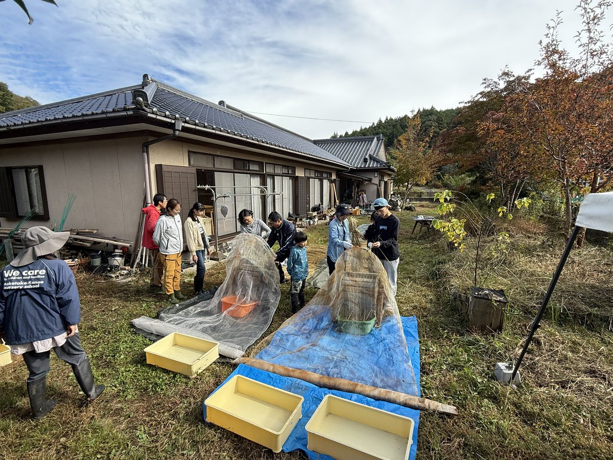 WishHouseFarm's tweet photo. シェア田んぼ2025
ゼロからスタートしたお米創りはついに、脱穀へ🌾
4���の体験もこれで終了
プログラムに参加されたご家族様にお米を持って帰っていただきました。
食卓に笑顔が溢れる様子を想像してこちらも嬉しくなります。
一粒一粒が生命なんだよ〜、とみんなで語らいました。
#農泊　#お米づくり https://t.co/T1mrjhMa85