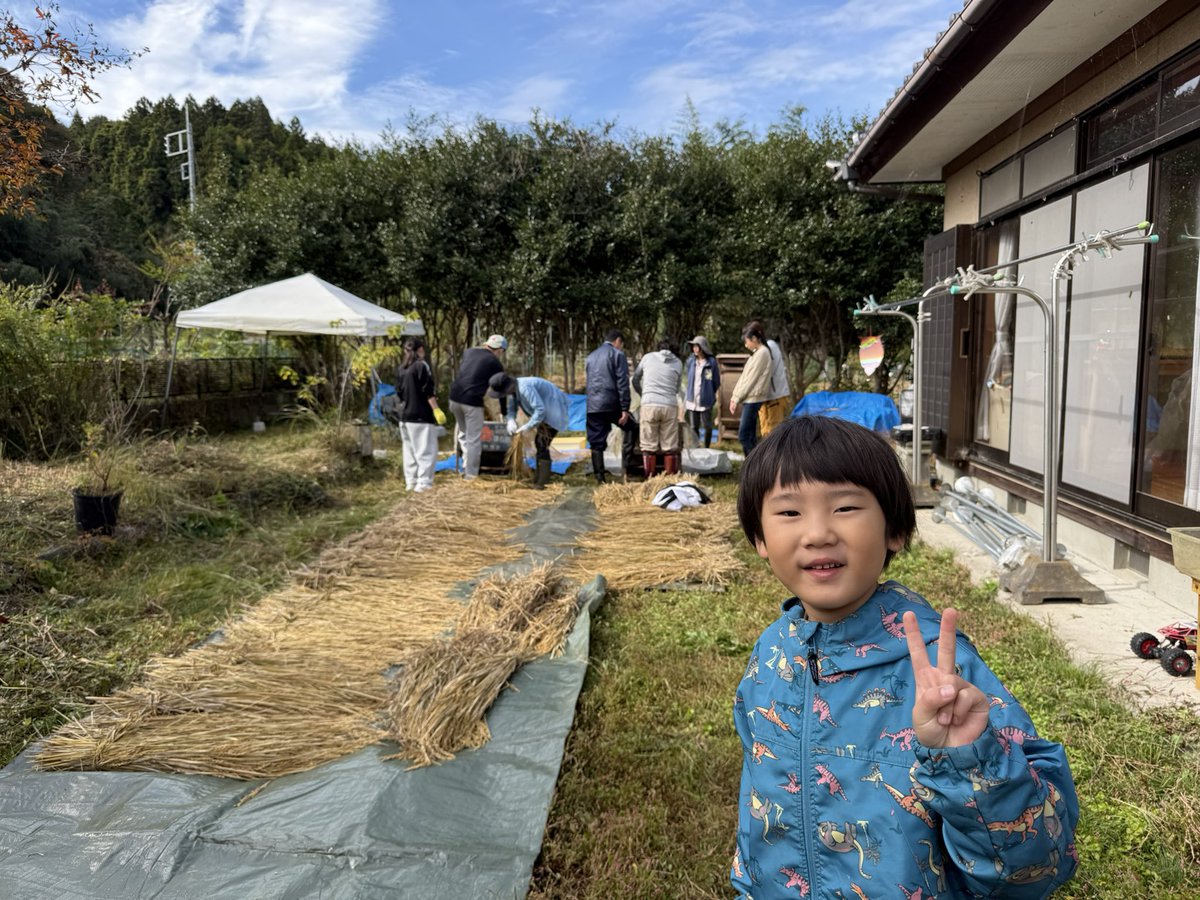 WishHouseFarm's tweet photo. シェア田んぼ2025
ゼロからスタートしたお米創りはついに、脱穀へ🌾
4���の体験もこれで終了
プログラムに参加されたご家族様にお米を持って帰っていただきました。
食卓に笑顔が溢れる様子を想像してこちらも嬉しくなります。
一粒一粒が生命なんだよ〜、とみんなで語らいました。
#農泊　#お米づくり https://t.co/T1mrjhMa85