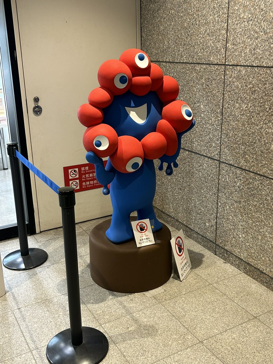 toremoro21's tweet photo. 朝からオアゾ丸善前に行列が。これが噂の万博オフィシャルショップかと思い出し、夜に行ったら並ばずにショップに入れました。

コンパクトですが、お菓子やチャーム、Tシャツなど色々と買えます。万博会場限定グッズも販売してました。

#万博 #ミャクミャク #丸の内 #oazo https://t.co/wfclg4N0RF