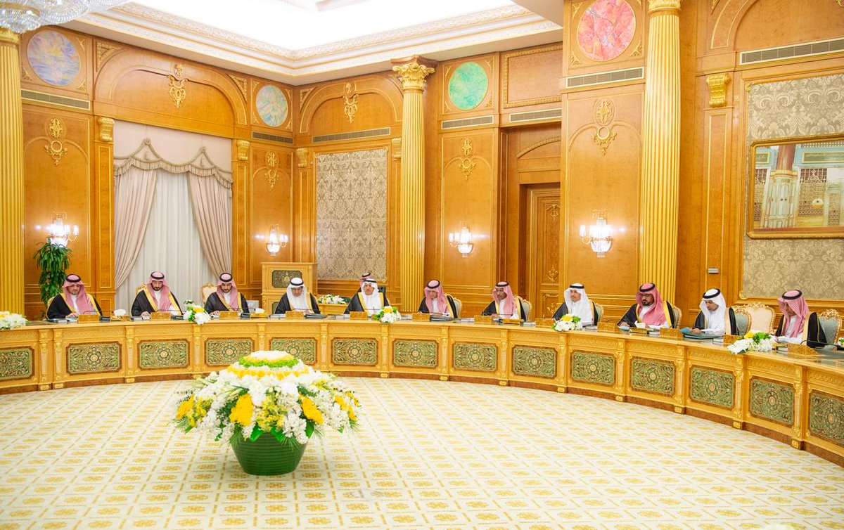 #مجلس_الوزراء ينوّه بقدرة اقتصاد المملكة على مواكبة التحولات العالمية بمرونة ومتانة وتواؤم بين الموارد والإمكانات والأولويات الوطنية، مع استمرارية النمو في القطاعات غير النفطية وتحقيق المزيد من التطور في عدد من المجالات منها التصنيع المتقدم والتقنية والسياحة وريادة الأعمال.
#واس