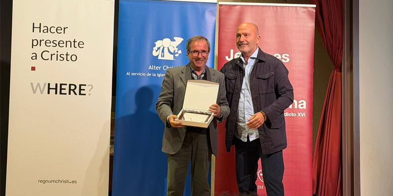 archimadrid's tweet photo. 📰Rufino García Antón, @PasSocialMad, recibe el premio #AlterChristus «con humildad, de forma agradecida y compartida»

➡️El premio es un impulso para seguir trabajando por «acoger, proteger, promover e integrar a los refugiados y migrantes»

https://t.co/fcufjfe3Fo https://t.co/mjlelkbvvh