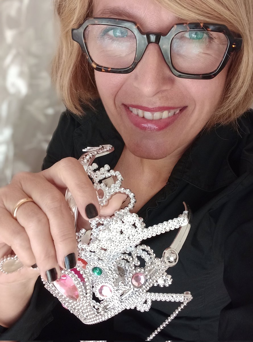 Gli amici di mio figlio per halloween si sono vestiti da ladri del Louvre. 
E adesso indovinate a chi hanno portato la refurtiva 😏