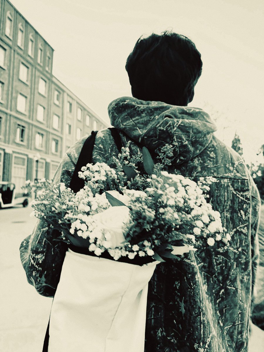 ㅤ
𝙱𝚘𝚖 𝚍𝚒𝚊. Alguém encomendou flores?
ㅤ