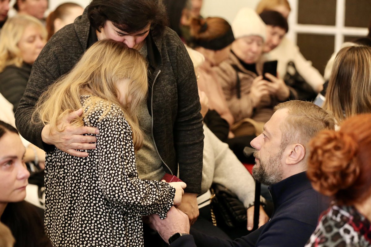 V_Chaus's tweet image. Мали за честь передати нагороди родинам полеглих воїнів. На жаль, всі ці відзнаки - посмертні. 

І кожна вручена сьогодні нагорода - це обіцянка бути гідними памʼяті захисників. 

Шана нашим Героям. 

Ця боротьба триває завдяки їм.