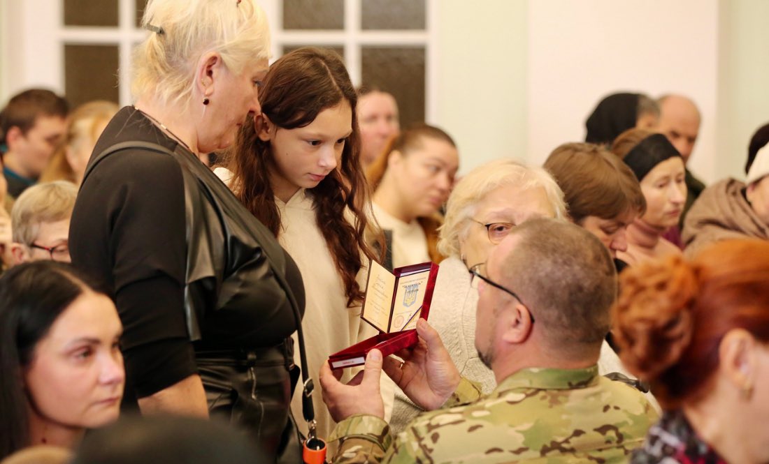 V_Chaus's tweet image. Мали за честь передати нагороди родинам полеглих воїнів. На жаль, всі ці відзнаки - посмертні. 

І кожна вручена сьогодні нагорода - це обіцянка бути гідними памʼяті захисників. 

Шана нашим Героям. 

Ця боротьба триває завдяки їм.