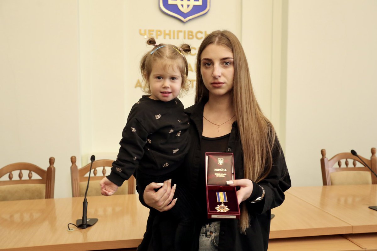 V_Chaus's tweet image. Мали за честь передати нагороди родинам полеглих воїнів. На жаль, всі ці відзнаки - посмертні. 

І кожна вручена сьогодні нагорода - це обіцянка бути гідними памʼяті захисників. 

Шана нашим Героям. 

Ця боротьба триває завдяки їм.