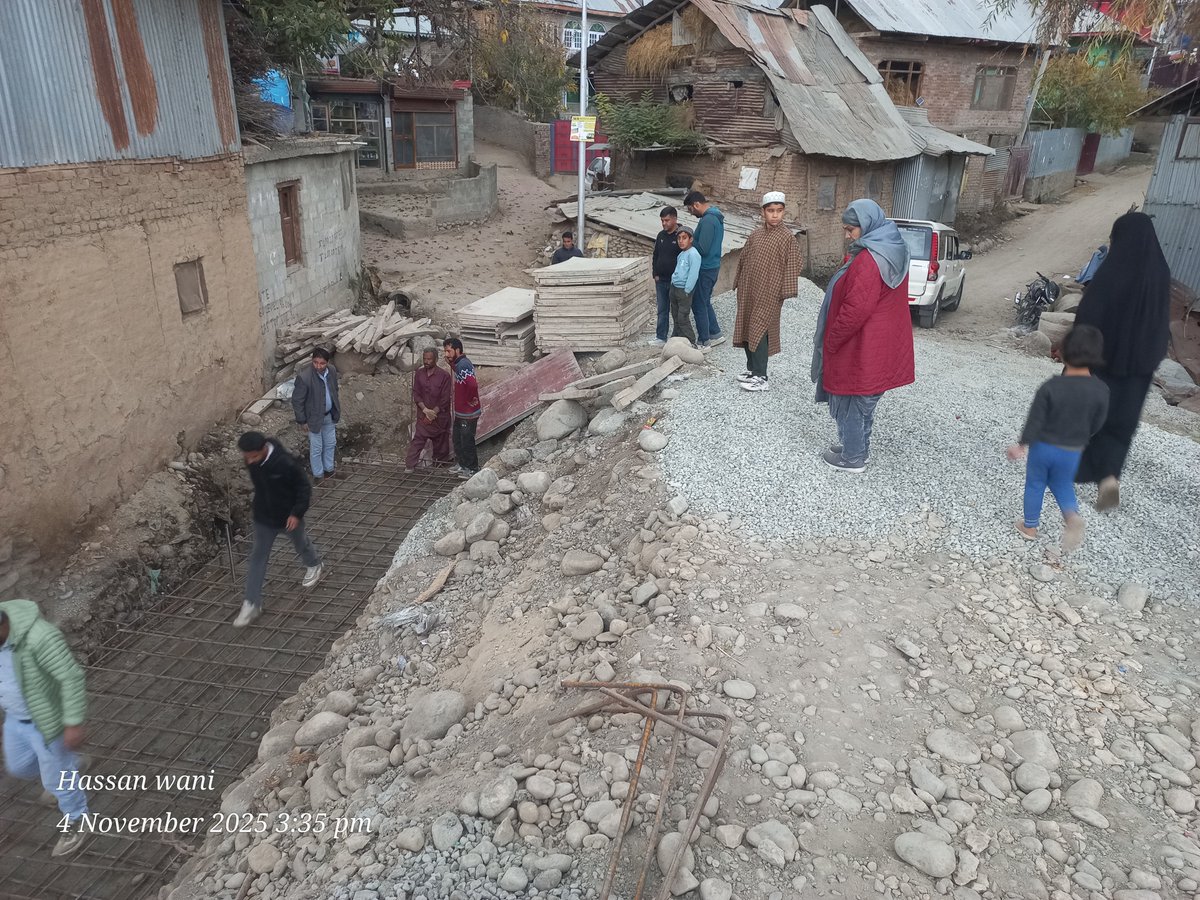 Daragam, Nov 4: The Executive Engineer R&amp;B Pattan, Ms.Isma Je, accompanied by AEE Mr. Reyaz Ahmad &amp; other Junior Engineers visited Daragam village today to assess the site conditions &amp; review the ongoing work on the under-construction approach road of the bridge.The team’s visit