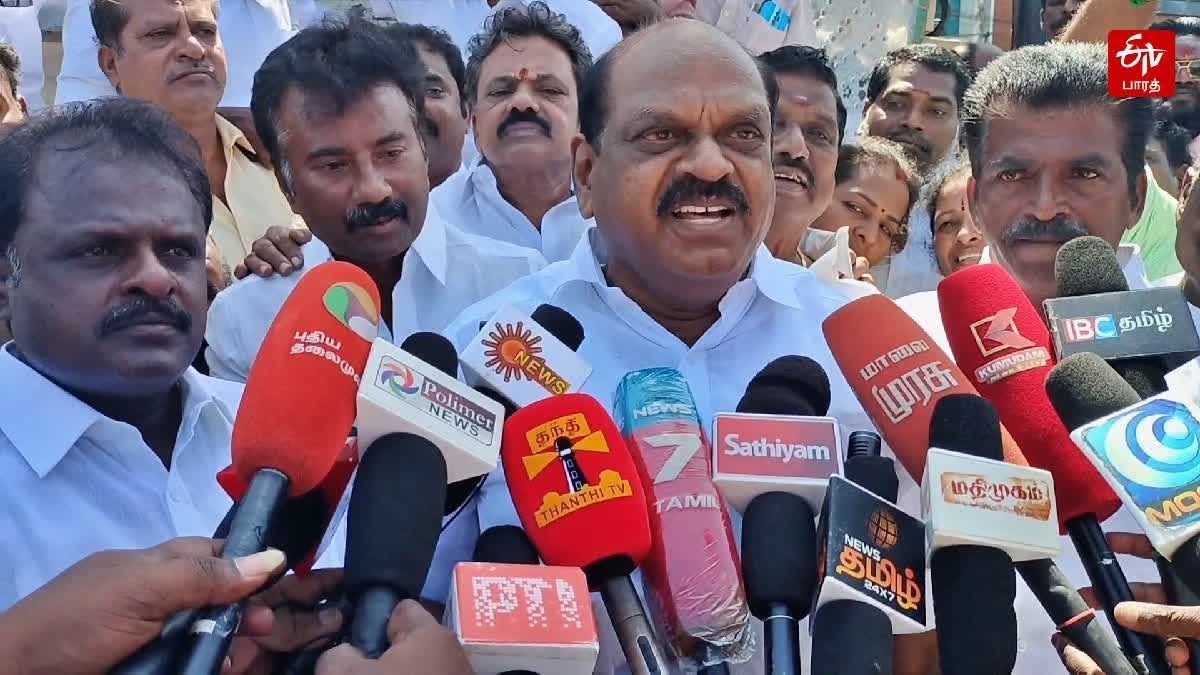 அண்ணன் வைத்தி அவர்களை முந்தி சென்ற மனோஜ் பாண்டியன்..... 

ரூல்ஸ் படி வைத்தி அண்ணன் தான் முதலில் செல்வதாக இருந்தது..

முந்தி கொண்ட முந்திரிக்கொட்டை