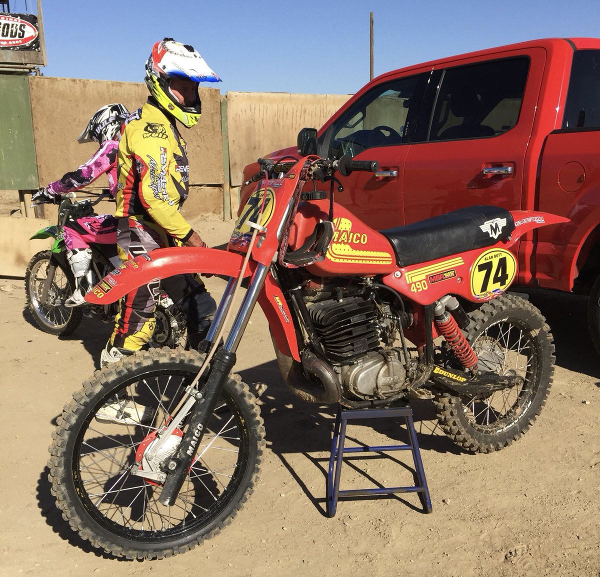 BRSport1000's tweet image. This guy the annual trip from the UK to California USA to race his 70’s Maico 490 in the World Vet MX Championships,  Glen Helen #maico #twostroketuesday #braap 🇬🇧 🇺🇸