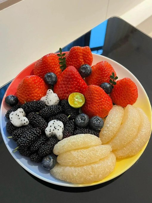 Ruby08855's tweet image. Enjoy a sweet dream by snacking on some delicious fruit before heading off to bed!📷
