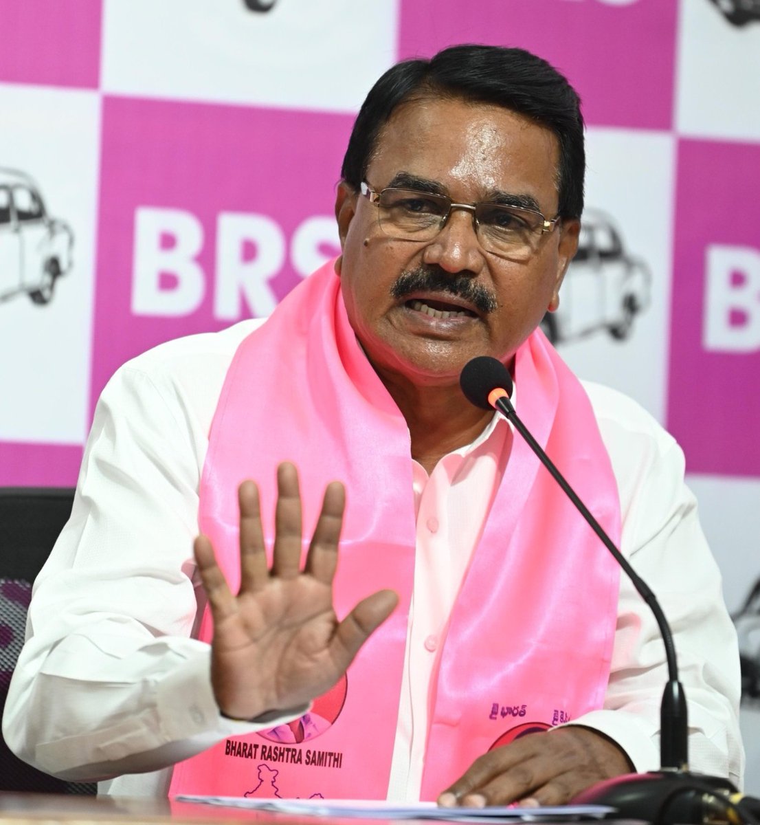 ✳️ రేవంత్ కు నోటి విలువ తెలియదు .. నీటి విలువ తెలియదు

- తెలంగాణ భవన్ లో నిర్వహించిన మీడియా సమావేశంలో మాజీ మంత్రి <a href="/SingireddyBRS/">Singireddy Niranjan Reddy</a> 👇🏻

🔶 ఎవరు గోబెల్స్? ఎవరు నియంతలు?

🔶 ఏవైనా పొరపాట్లు ఉంటే ఎత్తి చూపవచ్చు కానీ నిత్యం నిందాపూర్వక ఆరోపణలు చేస్తున్నారు

🔶 ఏం చేస్తారో చెప్పకుండా