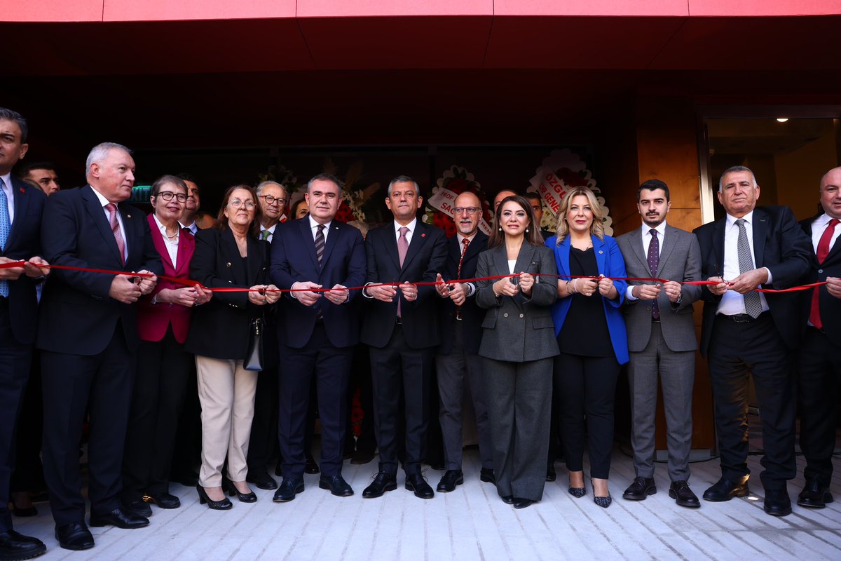 Türk Eczacıları Birliği Eczacılık Tarihi ve Güzel Sanatlar Müzesi’nin açılışına, Genel Başkanımız Özgür Özel ile birlikte katıldık.

İçerisinde, 119 yıllık tarihi Yeni Moda Eczanesi’nin birebir aynısının bulunduğu bu müzenin hayata geçmesinde emeği geçen, başta Türk Eczacıları