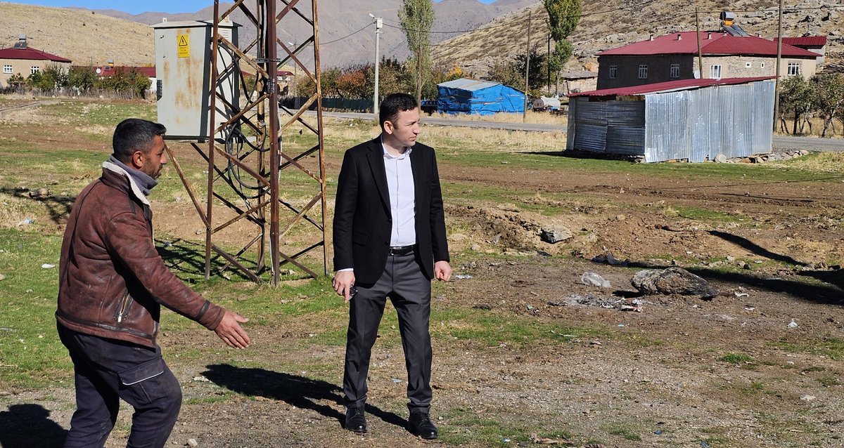 Sn. Kaymakamımız Ahmet GÜLDEREN, Pervari–Siirt güzergahı üzerindeki köy girişlerine yerleştirilmesi planlanan otobüs duraklarının konum tespitine yönelik yerinde incelemelerde bulundu. 🚌
Vatandaşlarımızın ulaşım konforunu artırmaya yönelik çalışmalarımız aralıksız devam ediyor.