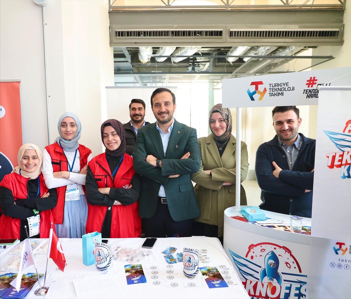 Sağlık Bilimleri Üniversitesi’nde faaliyet gösteren İstanbul ÜniAK teşkilatımıza ait Genç Vizyon Kulübümüzün davetine icabet ederek, Kampüse Hoş Geldin standımızı ve diğer öğrenci kulüplerimizi ziyaret ettik. Sohbetlerimizin ana teması her zaman olduğu gibi yine “gençlik ve