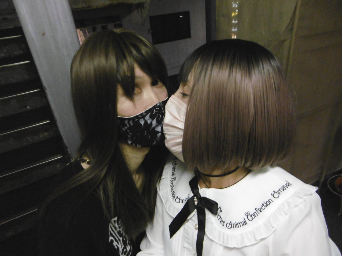 こんばんは☆彡
遅くなりましたが…
皆さん今週も頑張ろうね♪

どうしてもチュッ♥️してる写真を撮りたくてお願いしちゃいました。
ハズカシイ…

確認したら…カメラ目線…(笑)

美月ちゃん