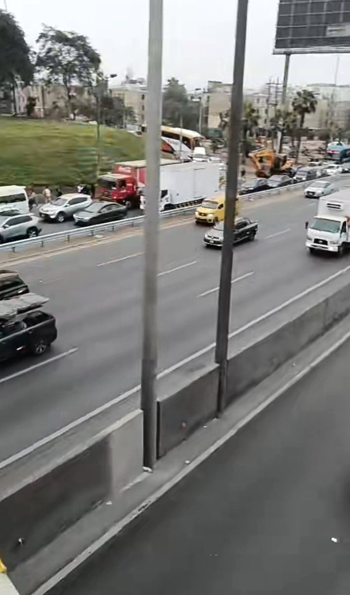 JheysonRivas_'s tweet photo. 🚨 #LOÚLTIMO #Paro4Nov
Puente Atocongo casi sin buses: 90% no salió por el paro de transporte.
Los colectivos informales copan la ruta y suben tarifas.
#Lima #ParoDeTransporte #Atocongo #Tránsito https://t.co/ZgGgcsZffH