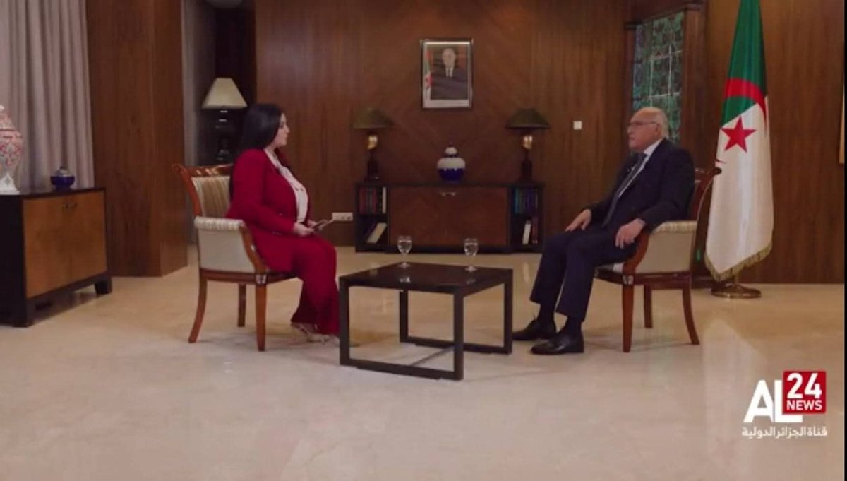 أنا عجبني اللقاء الصحفي لوزير الخارجية الجزائرية أحمد عطاف..
خروج موفق.. استطاع من خلاله امتصاص غضب الشارع الجزائري..
وتفادى الصراع بين الأجنحة في النظام ..
التي سوف تحمل تبون وشنقريحة مسؤولية نكسة مجلس الأمن والقرار 2797..
نحن كمغاربة نريد بقاء النظام الجزائري الحالي..  ليس في