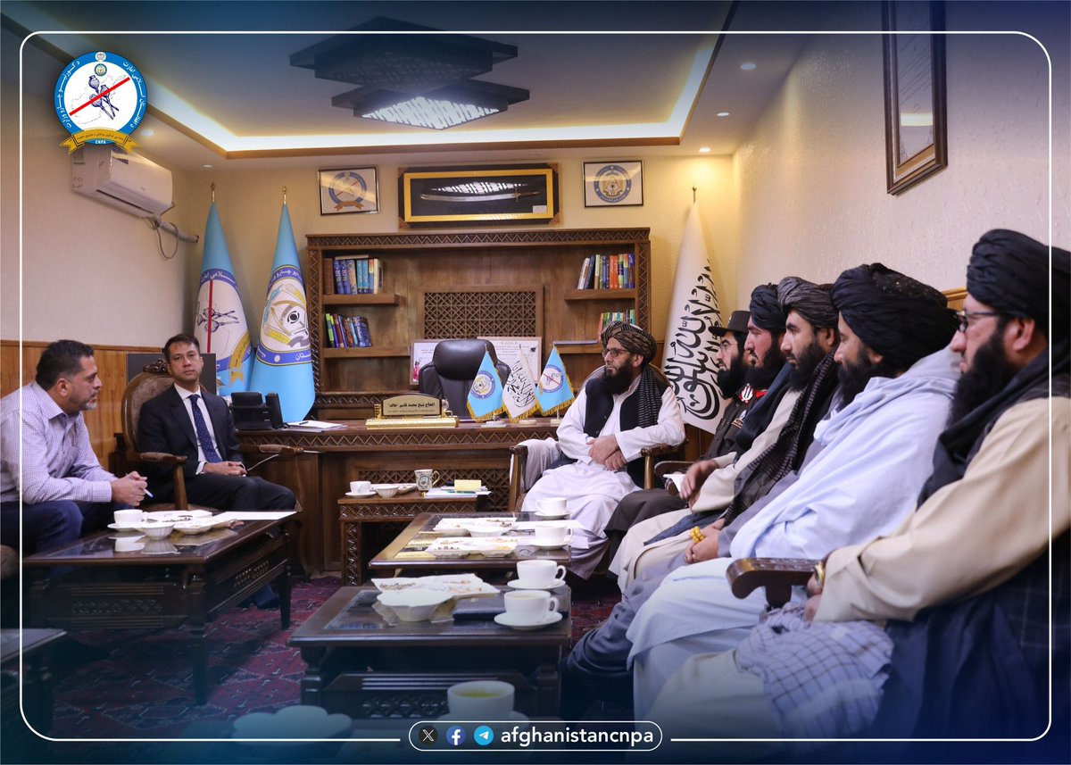 rahim_sajid1's tweet photo. د کورنیو چارو وزارت د نشه‌یي توکو پر وړاندې د مبارزې معین د UNODC موسسې له استازو سره وکتل.
سه شنبه ١٤٠٤/٨/١٣ ه ش 
د کورنیو چارو وزلرت د نشه‌یي توکو پر وړاندې د مبارزې معین شیخ محمد قاسم خالد د UNODC موسسې له رییس پولیاک دیوان  سره په خپل کاري دفتر کې لیدنه وکړه. 

شیخ محمد قاسم خالد په دې لیدنه کې له نشه‌یي توکو ��ره مبارزه او د روږدو کسانو درملنه د اسلامي امارت مهم لومړیتوب یاد کړ او زیاته یې کړه، چې اسلامي امارت په نشتو امکاناتو سره تر ډېره د نشه یي توکو مخنیوی کړی او د مبارزې په برخه کې یې ډېرې لاسته راوړنې لري. 

د نشه‌يي توکو پر وړاندې د مبارزې معین د یادې مؤسسې له استازو څخه وغوښتل، چې د روږدو کسانو د درملنې او بدیل معیشیت په برابرولو کې لا ډېره مرسته وکړي. 

ښاغلي خالد وویل؛ د کوکنارو د بدیل معیشیت لپاره په پلان کې لري، چې د هېواد په لویو دښتو کې د مېوه جاتو او نورو حبوباتو کرکېله وکړي او دا پلان د ملګرو ملتونو په مرستې سره ��ا ډېر اغېزمن کېدلای شي. 

د UNODC موسسې استازو د نشه‌یي توکو پر وړاندې د مبارزې په برخه کې د اسلامي امارت ژمنتیا او سترې لاسته راوړنې وستایلې او په دې برخه کې هر ډول مرستې ته چمتوالی وښود. 

دوی په خپلو خبرو کې وویل، چې غواړي د روږدو کسانو د درملنې او د کوکنارو د بدیل د معیشیت برابرولو په برخه کې مرسته وکړي. 

د نشه‌یي توکو پر وړاندې د مبارزې معینیت رسنيز مرکز