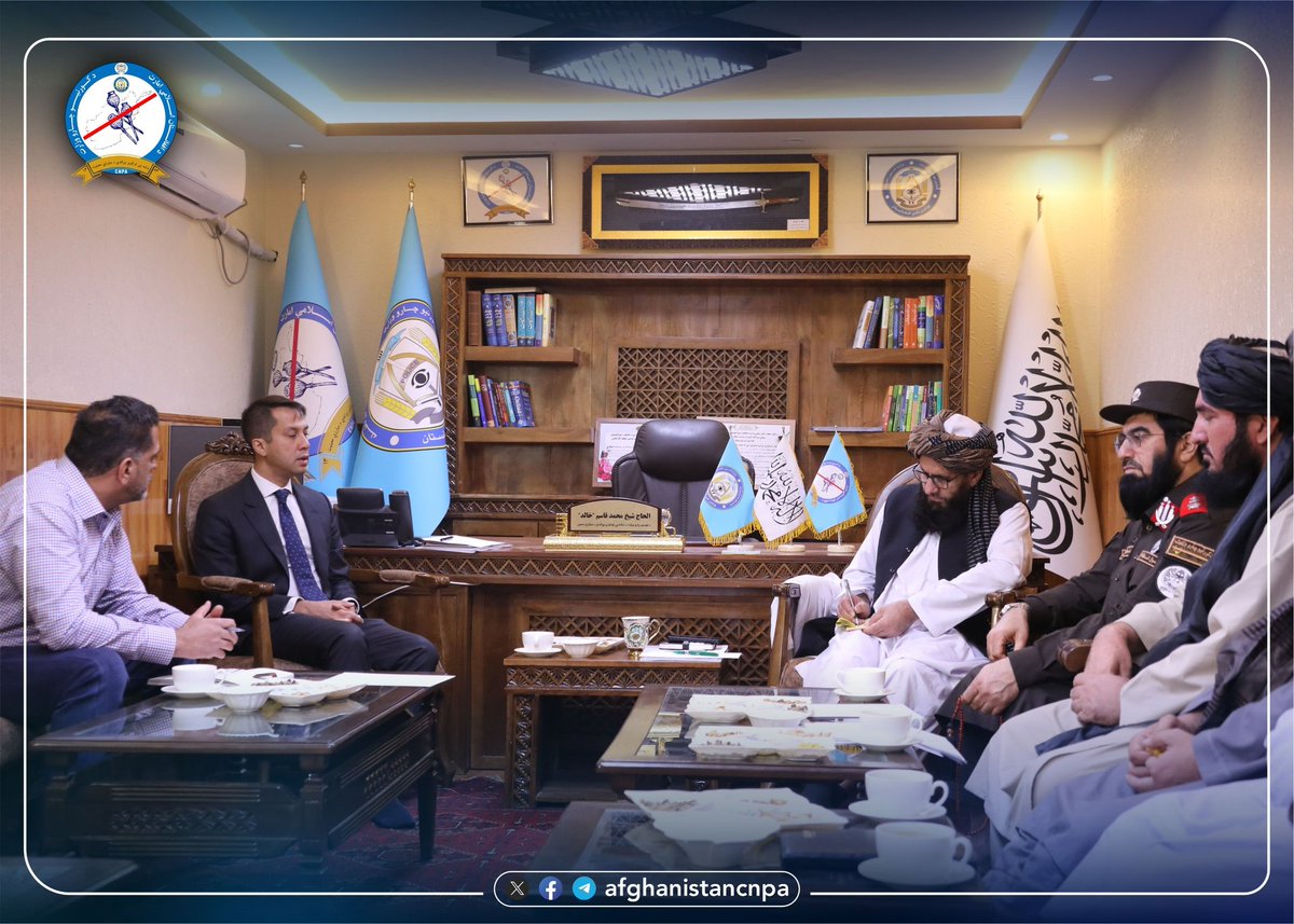 rahim_sajid1's tweet photo. د کورنیو چارو وزارت د نشه‌یي توکو پر وړاندې د مبارزې معین د UNODC موسسې له استازو سره وکتل.
سه شنبه ١٤٠٤/٨/١٣ ه ش 
د کورنیو چارو وزلرت د نشه‌یي توکو پر وړاندې د مبارزې معین شیخ محمد قاسم خالد د UNODC موسسې له رییس پولیاک دیوان  سره په خپل کاري دفتر کې لیدنه وکړه. 

شیخ محمد قاسم خالد په دې لیدنه کې له نشه‌یي توکو ��ره مبارزه او د روږدو کسانو درملنه د اسلامي امارت مهم لومړیتوب یاد کړ او زیاته یې کړه، چې اسلامي امارت په نشتو امکاناتو سره تر ډېره د نشه یي توکو مخنیوی کړی او د مبارزې په برخه کې یې ډېرې لاسته راوړنې لري. 

د نشه‌يي توکو پر وړاندې د مبارزې معین د یادې مؤسسې له استازو څخه وغوښتل، چې د روږدو کسانو د درملنې او بدیل معیشیت په برابرولو کې لا ډېره مرسته وکړي. 

ښاغلي خالد وویل؛ د کوکنارو د بدیل معیشیت لپاره په پلان کې لري، چې د هېواد په لویو دښتو کې د مېوه جاتو او نورو حبوباتو کرکېله وکړي او دا پلان د ملګرو ملتونو په مرستې سره ��ا ډېر اغېزمن کېدلای شي. 

د UNODC موسسې استازو د نشه‌یي توکو پر وړاندې د مبارزې په برخه کې د اسلامي امارت ژمنتیا او سترې لاسته راوړنې وستایلې او په دې برخه کې هر ډول مرستې ته چمتوالی وښود. 

دوی په خپلو خبرو کې وویل، چې غواړي د روږدو کسانو د درملنې او د کوکنارو د بدیل د معیشیت برابرولو په برخه کې مرسته وکړي. 

د نشه‌یي توکو پر وړاندې د مبارزې معینیت رسنيز مرکز