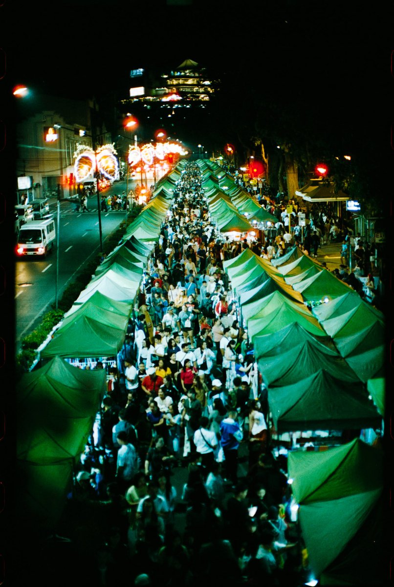 <PUBLIC MARKET ARCHIVE> は、フィリピン・バギオの真ん中に広がる巨大なパブリックマーケットで数年に渡り撮影された写真によるドキュメンタリープロジェクトです。海外資本の巨大モールに隣接しながら存続する伝統的な商習慣と資本主義の波の衝突を、そこに生きる人々を通して再考します。