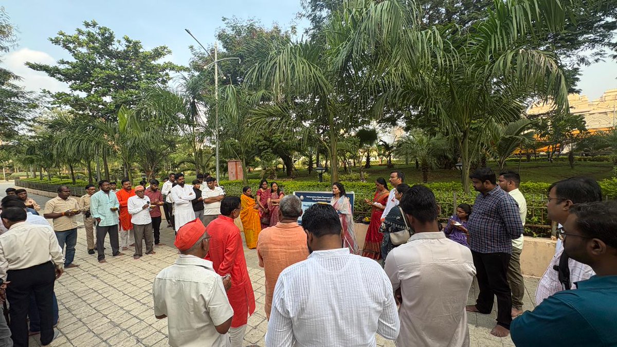 MSPCindia's tweet photo. Day 2 | MSW 2025
Awareness begins where people are! 
From a 6:30 AM park talk with walkers, to a college session by our VP, and a discussion with senior citizens by our DIC Subcommittee Head, 13 sessions across MH reached nearly 600 citizens on safe, medicine use. 
#MedSafetyWeek https://t.co/vTBKUpM7fT