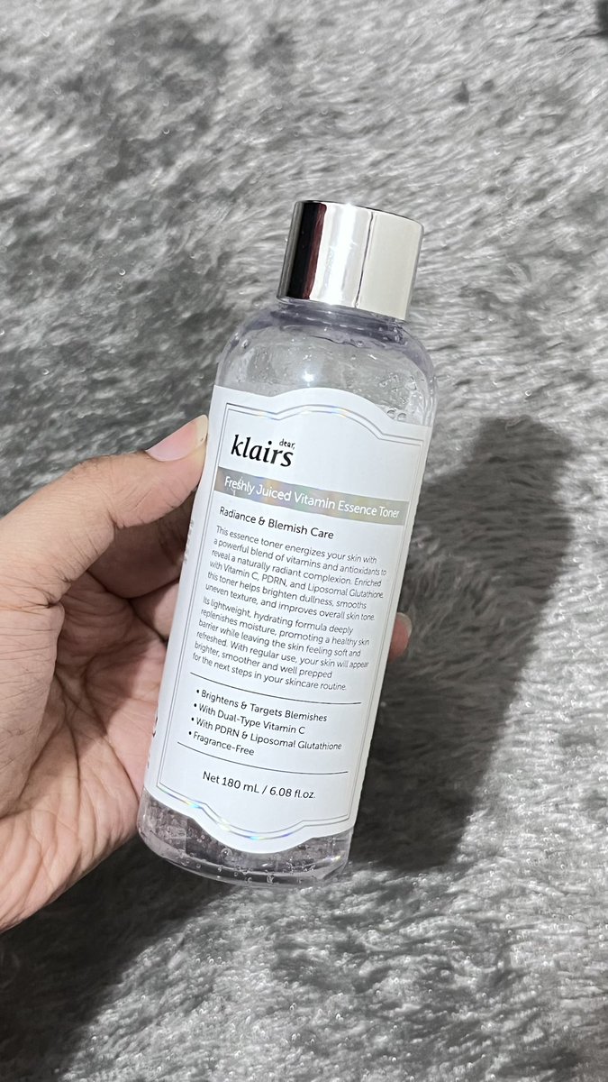 lg cobain freshly juiced vitamin essence toner dari dear klairs!!!

honestly didn’t expect much at first, tp dia beneran gentle bgt di kulit sensitif dan buat dark spot jg oke bgt?! teksturnya ringan, nyerep cepet, no sticky feeling at all