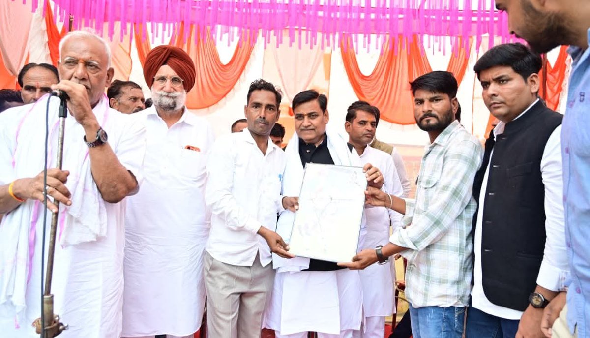 PramodBhayaINC's tweet photo. आमजन ने बना लिया मन,
कांग्रेस का परचम बुलंद..! ✊

अंता विधानसभा क्षेत्र के ग्राम बोहत, ईश्वरपुरा और बमोरीकलां में
प्रदेश प्रभारी श्री सुखजिंदर सिंह रंधावा जी व
पीसीसी अध्यक्ष श्री गोविंद सिंह डोटासरा जी ने
कांग्रेस के पक्ष में मत व समर्थन का आह्वान किया। https://t.co/Nki6AFw0EF