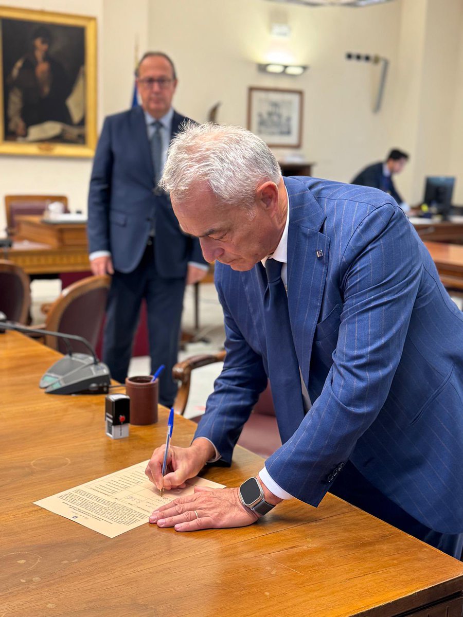 Ho firmato per il referendum confermativo sulla riforma della giustizia.
L’ultima firma, un gesto di dovere e di cuore verso il Presidente #Berlusconi, che tanto si è battuto per questa causa.
Una firma per una giustizia più giusta, per tutti i cittadini. #riformagiustizia