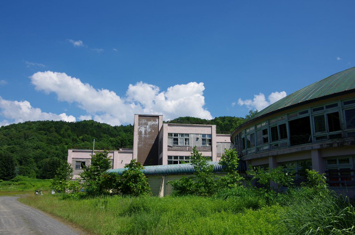 空の建築 6つのボリュームの隙間から差し込む光が導く展示空間〈麦積山ビジター