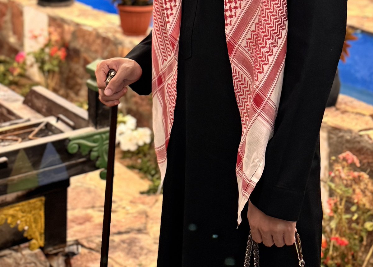 lr_p06's tweet photo. اسولف للقمر عنك ويتمادى ويتحداك
واقول انه ليا من بان بين الارض بيخشك https://t.co/KUV79uTMPv