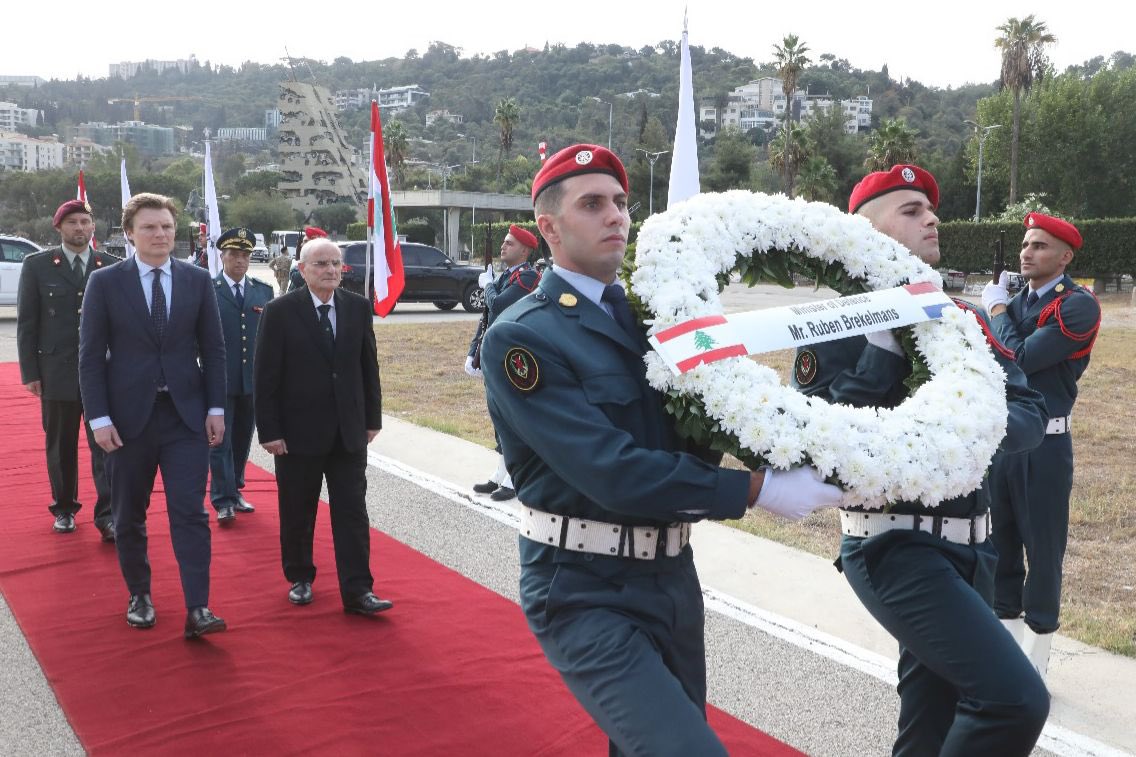 استقبل وزير الدفاع الوطني اللواء ميشال منسى في مكتبه في اليرزة اليوم وزير الدفاع الهولندي روبن بريكلمانز ووفدًا مرافقًا، بحضور السفير الهولندي في لبنان فرانك مولن. وتم خلال اللقاء توقيع اتفاقية تعاون دفاعي بين الوزارتين.

mod.gov.lb/Media/News-Art…

<a href="/Defensie/">Ministerie van Defensie</a> 
<a href="/MGMichelMenassa/">Michel Menassa</a>