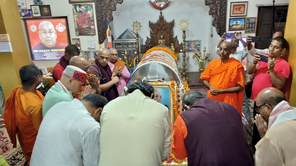 SinghRPN's tweet image. कुशीनगर बौद्ध भिक्षु संघ के अध्यक्ष भदंत ए.बी. ज्ञानेश्वर महास्थवीर जी के पार्थिव शरीर पर पुष्पांजलि अर्पित कर उन्हें नमन किया।

मानवता की सेवा के लिए उन्होनें अपना पूरा जीवन समर्पित किया। उनकी करुणा, त्याग और सरलता सदैव स्मरणीय रहेगी।

ॐ शांति! 🙏