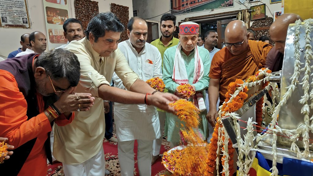 SinghRPN's tweet image. कुशीनगर बौद्ध भिक्षु संघ के अध्यक्ष भदंत ए.बी. ज्ञानेश्वर महास्थवीर जी के पार्थिव शरीर पर पुष्पांजलि अर्पित कर उन्हें नमन किया।

मानवता की सेवा के लिए उन्होनें अपना पूरा जीवन समर्पित किया। उनकी करुणा, त्याग और सरलता सदैव स्मरणीय रहेगी।

ॐ शांति! 🙏