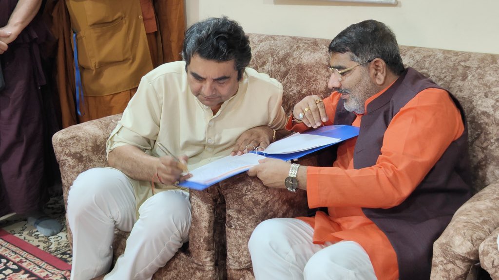 SinghRPN's tweet image. कुशीनगर बौद्ध भिक्षु संघ के अध्यक्ष भदंत ए.बी. ज्ञानेश्वर महास्थवीर जी के पार्थिव शरीर पर पुष्पांजलि अर्पित कर उन्हें नमन किया।

मानवता की सेवा के लिए उन्होनें अपना पूरा जीवन समर्पित किया। उनकी करुणा, त्याग और सरलता सदैव स्मरणीय रहेगी।

ॐ शांति! 🙏