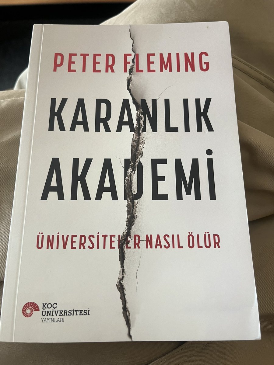 bhr_smsk's tweet photo. “Karanlık Akademi” kitabı ticarileşen üniversitelerin karanlık yüzünü ortaya koyuyor. 

Çok tanıdık tespitler…

Tavsiye ederim. https://t.co/VLAUl8fWrY