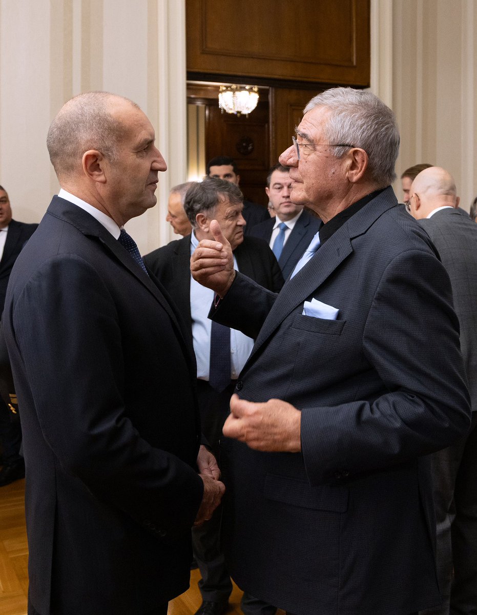 Изследователите на Антарктида, сред които са и българските учени там, изграждат модел на успешното бъдеще на планетата – не на войни, а на разбирателство и взаимопомощ. За мен беше чест да връча националния флаг изследователите в 34-ата Българска антарктическа експедиция.