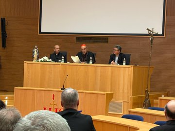 romereports's tweet photo. 📝 New #doctrinal note on Marian titles: “Mater Populi Fidelis”

Presentation of the document at the Jesuits Global Curia, led by the Prefect of the Dicastery for the Doctrine of the Faith, Cardinal Fernández 💒

More details on @romereports 🔴 https://t.co/5o9jcVVudy